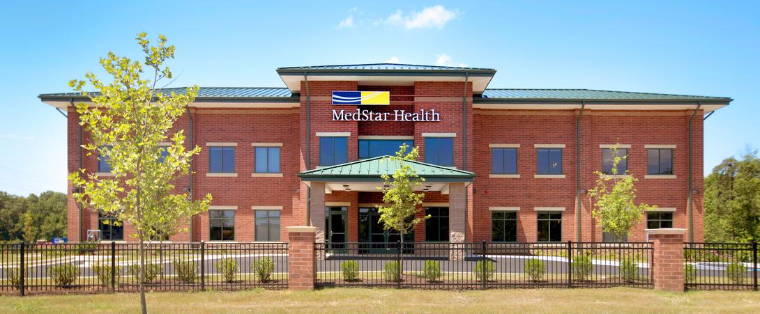 位于Brandywine的MedStar Health多专科医疗中心位于红砖建筑和绿色金属屋顶。