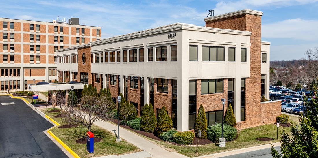 MedStar Montgomery医疗中心校园内的砖和混凝土建筑提供专业护理。