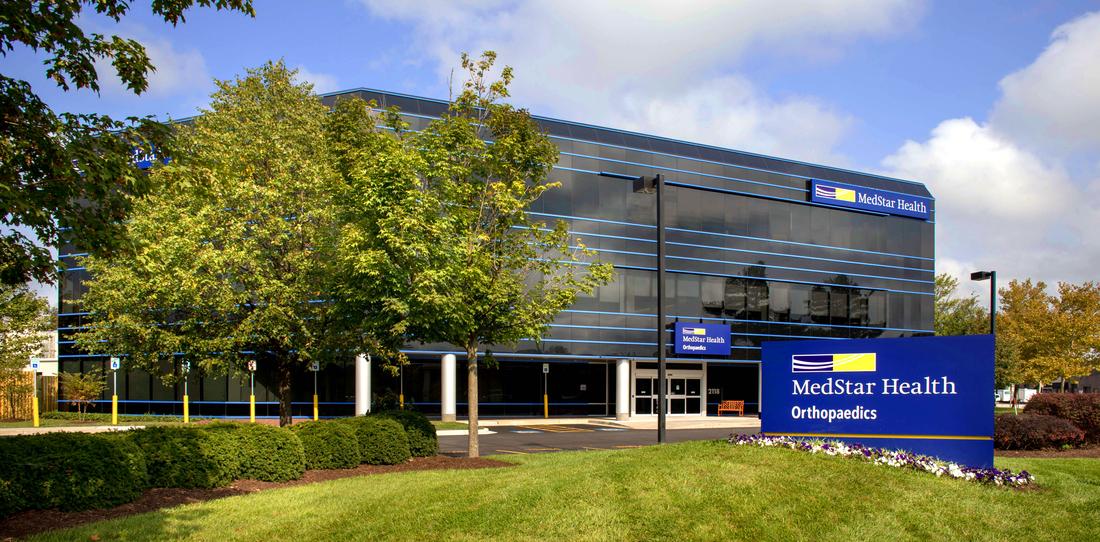 MedStar医疗中心位于一座现代化的蓝色玻璃建筑中。