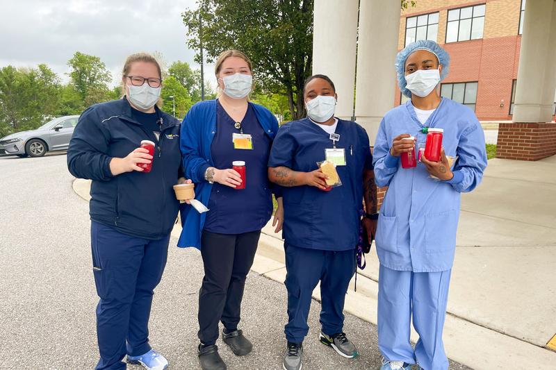 一群医护人员为一个食品世界杯欧洲区附加赛的卡车在访问画像MedStar圣玛丽医院。