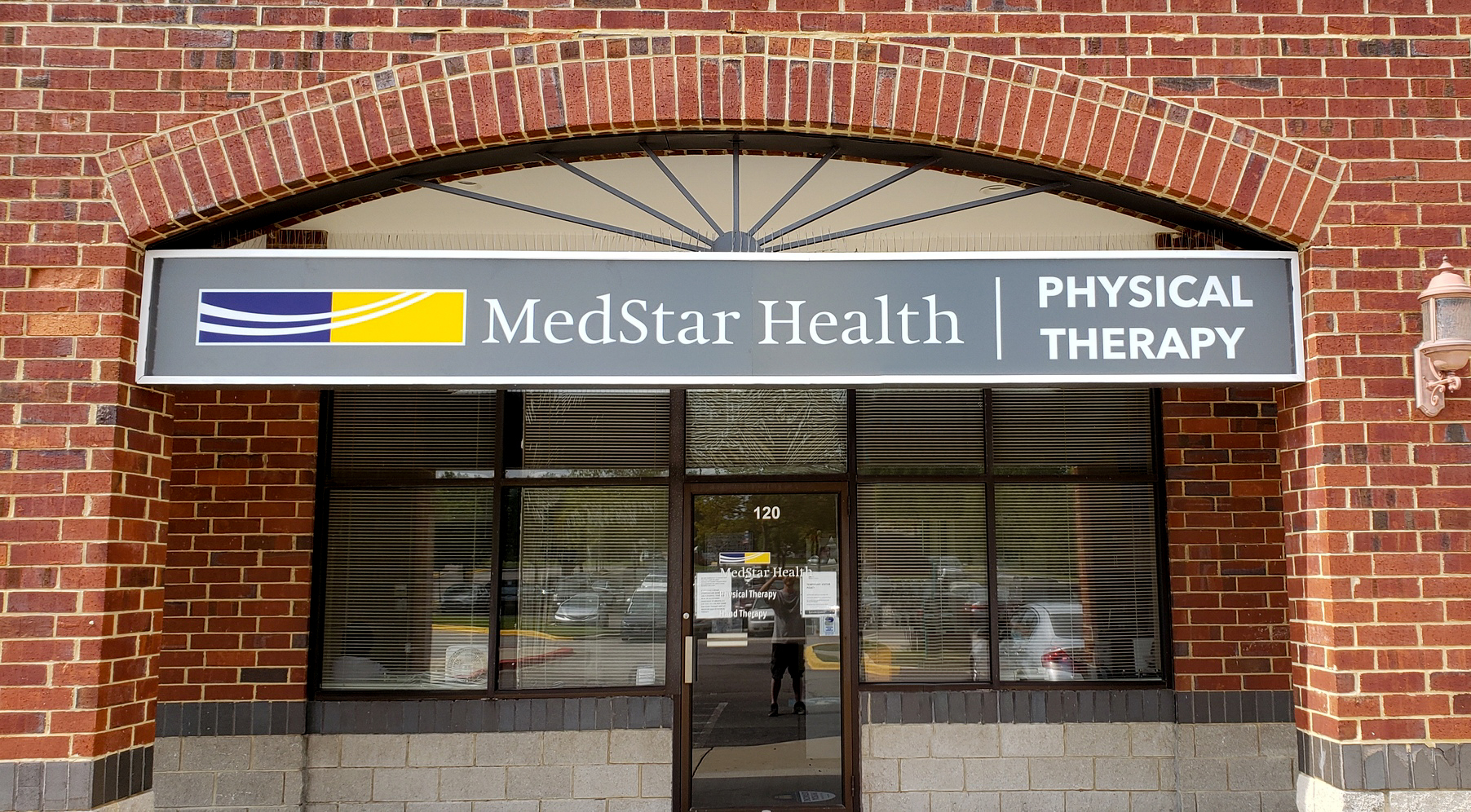 MedStar物理治疗所在的Westfield办公楼外观。