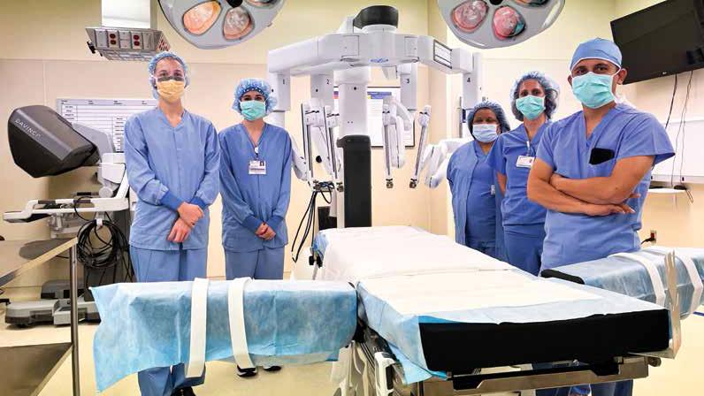达芬奇机器人Xi现在稳定在MedStar圣玛丽医院使用。外科医生印度Samdani博士,Anya Jongen合影,凯莉Hartsfield, BSN, RN, LaRuby霍尔顿,CRCST,唐娜的家伙,CSFA。