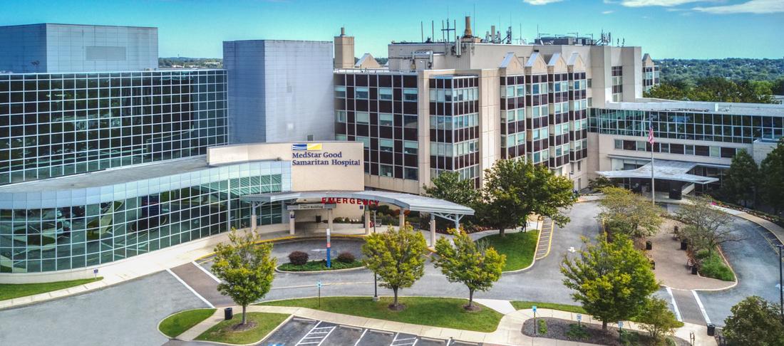 的俯瞰MedStar好撒玛利亚人医院——现代蓝绿色玻璃和混凝土建筑在巴尔的摩,马里兰州。