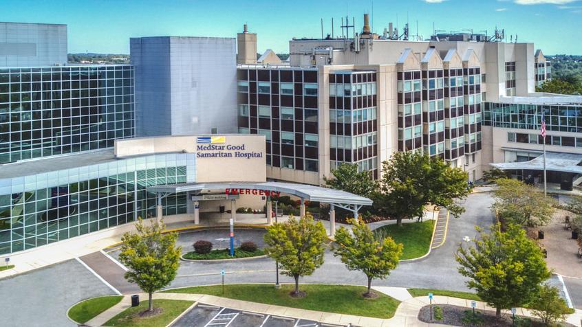 MedStar Good Samaritan医院的鸟瞰图——位于马里兰州巴尔的摩市的一座现代蓝绿色玻璃混凝土建筑。