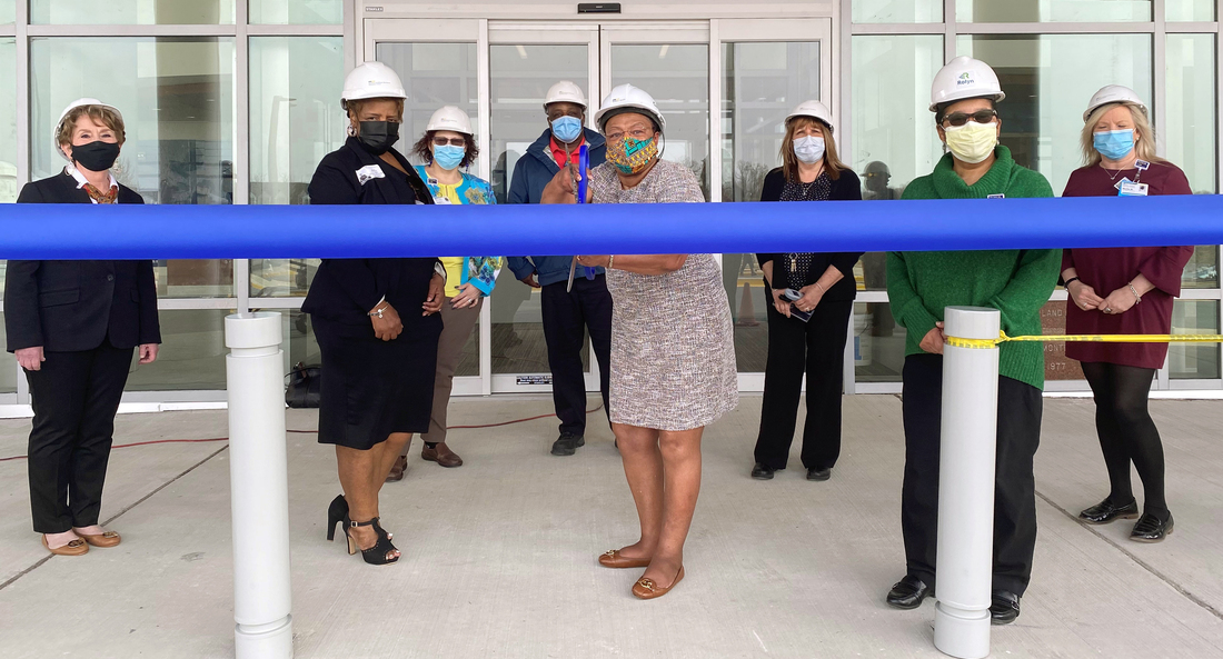 医院领导MedStar马里兰南部中心削减丝带的开放一个新扩建工程完成。
