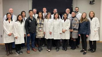 GME学生和教师在MedStar健康肝、胰脏、胆管和腹部多器官移植奖学金项目的合影。