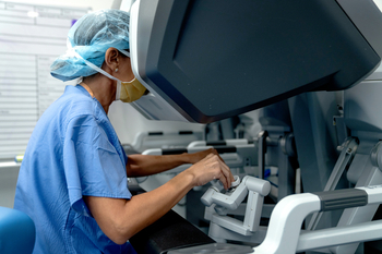 Dr. Lucy De La Cruz performs robotic surgery at MedStar Health.