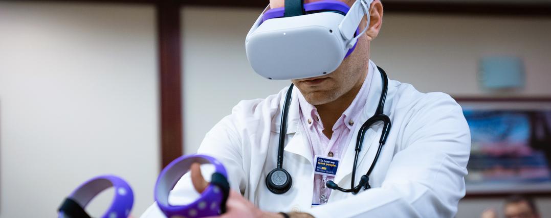 卡塔尔世界杯比赛名单MedStar保健居民穆伊萨克使用虚拟现实耳机作为他的医学教育训练的一部分。