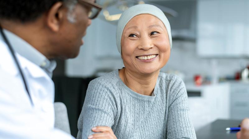 A female cancer patient talks with her doctor.