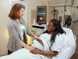 医生Loral Patchen, MedStar Health的助产士，在MedStar Health医院与病人谈论怀孕和分娩。