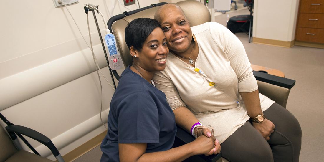 在MedStar华盛顿医院中心，一名医护人员正在安慰正在接受输液治疗的病人。