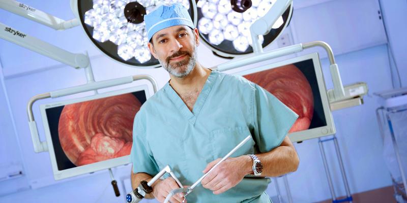 Ziv Gamliel医生在MedStar Health公司的手术室里拍照。