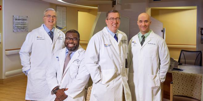 在MedStar华盛顿医院中心的大厅里，一组MedStar健康肿瘤科服务人员合影留念。