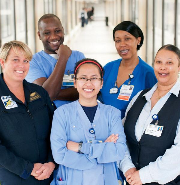 一群护士在MedStar华盛顿医院中心的走廊上拍照。