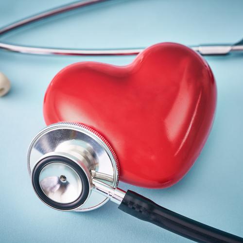 心脏和听诊器的概念图