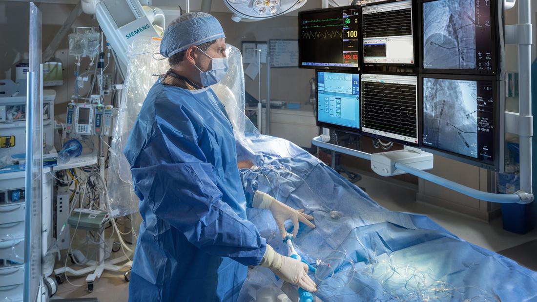 在MedStar华盛顿医院中心，Eldadah医生正在为一名病人安装无铅起搏器。
