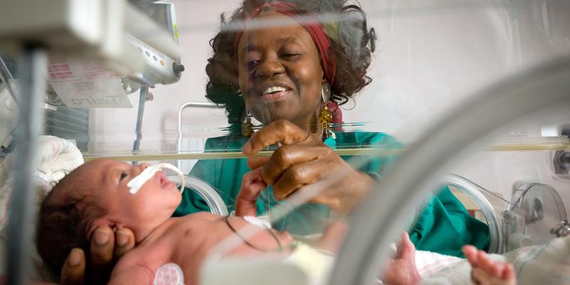 Nurse with infant_PICU_NICU_MWHC_Washington_Nurse_NICU_0452