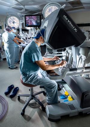 Photo of Dr Yuji Kawano with the DaVinci Xi Surgical System at MedStar Health