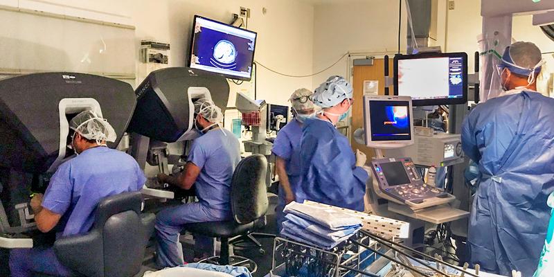 一组外科医生在乔治敦大学医院进行机器人手术。